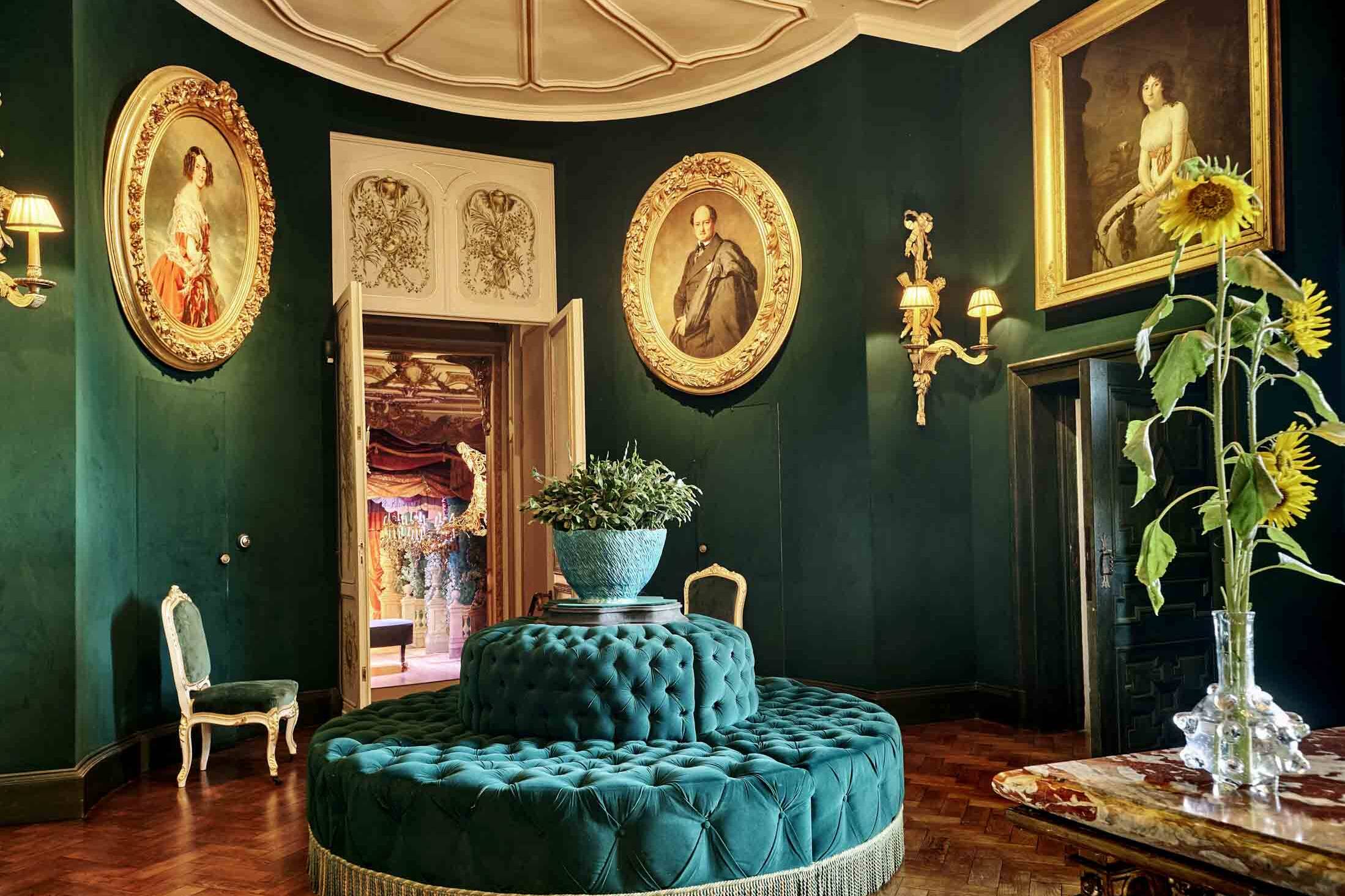 Salle du ch&acirc;teau menant au th&eacute;&acirc;tre